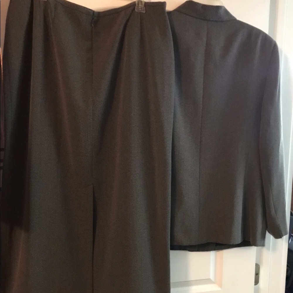 Skirt suit